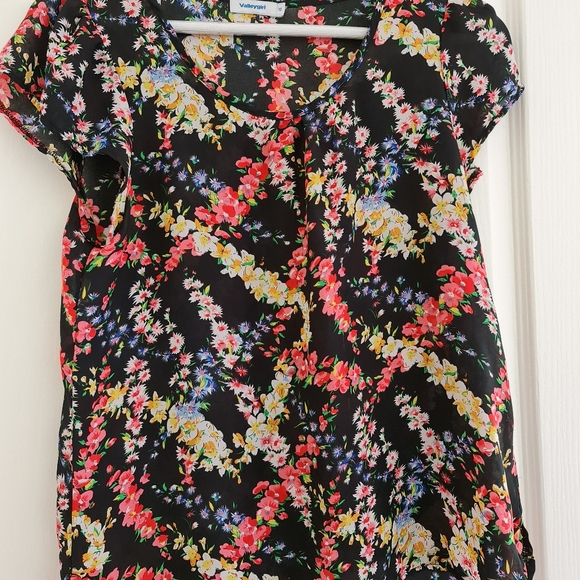 Valleygirl Tops - ✨ HOST PICK ✨ Floral top